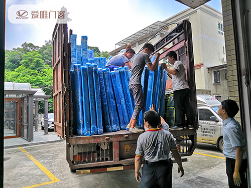 愛(ài)唯門窗產(chǎn)品裝車圖