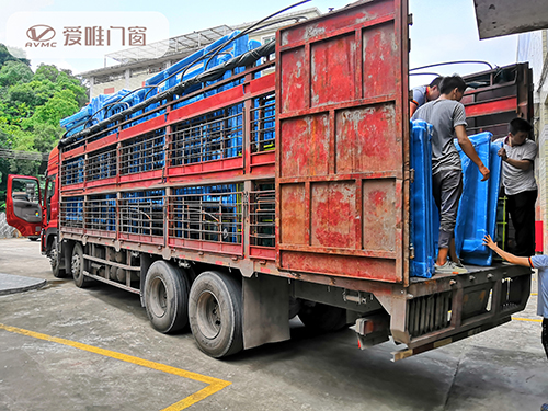 愛(ài)唯門窗產(chǎn)品裝車圖